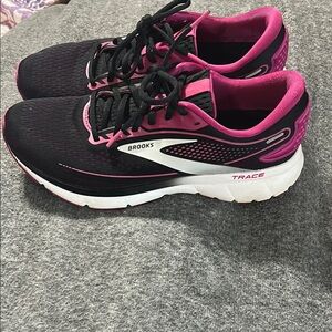 Brooks Women's Black and Pink Athletic Shoes